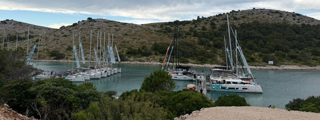 Die Flotte in einer Bucht vor der kroatischen Küste